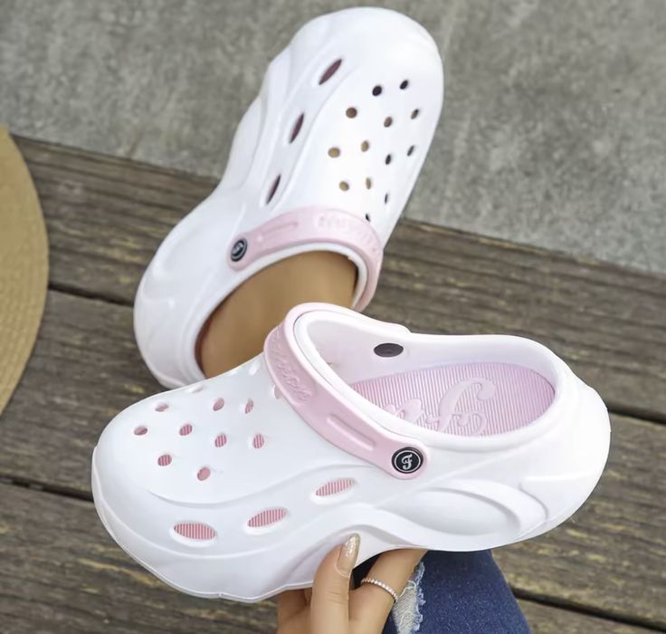 Crocs білі на танкетці шльопанці