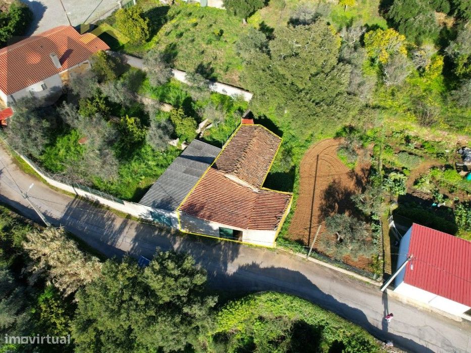 Construção antiga usada para garagem e arrumos.