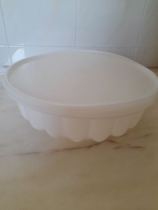 Various Tupperware Containers430582819591956487
