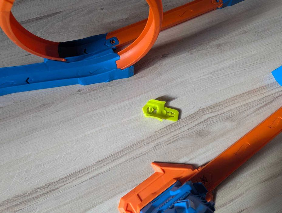 Tor Hot Wheels Track Creator Trzy pętle JDW39
