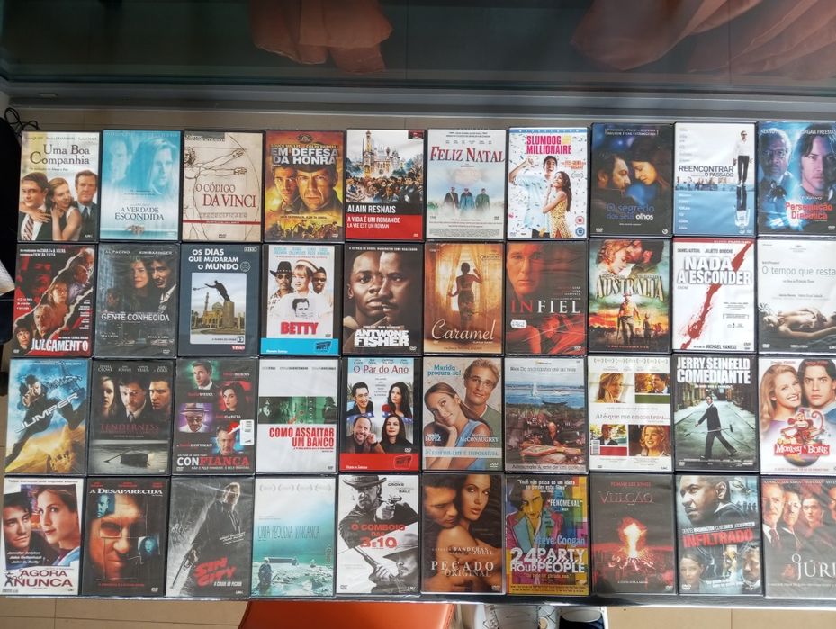 Leitor de CDs e 215 CDs filmes