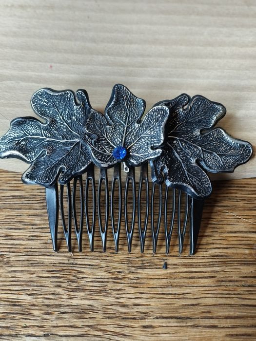 Grzebieńozdobny do włosów z tworzywa w kształcie liścia 185