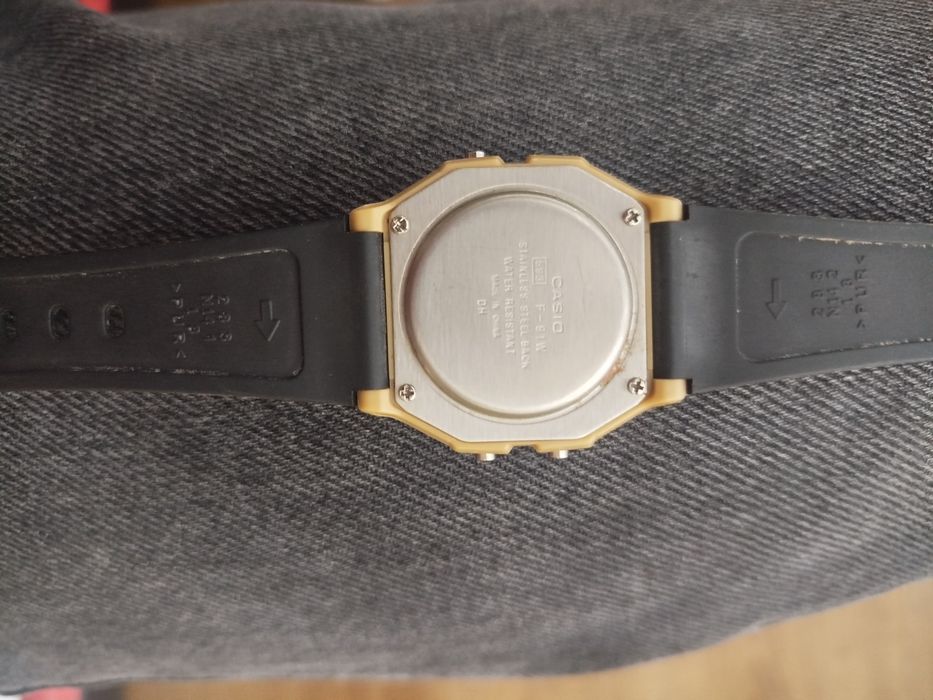 Relógio Casio dourado