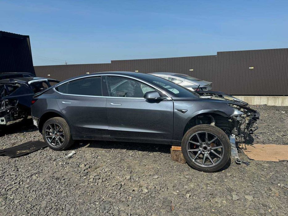 Двері передні задні ліві праві дверка Tesla Model 3 2019