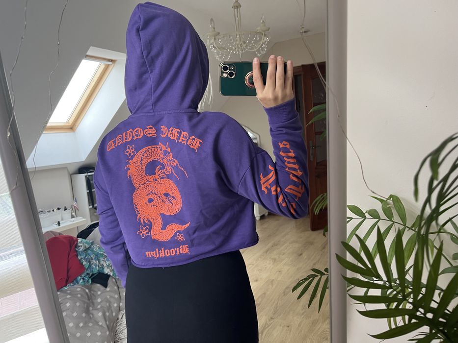 Bluza krótka prettylittlething S smok napis