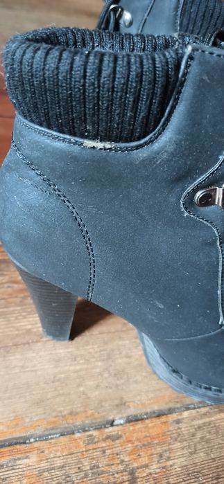 Czarne buty wiązane na wysokim obcasie