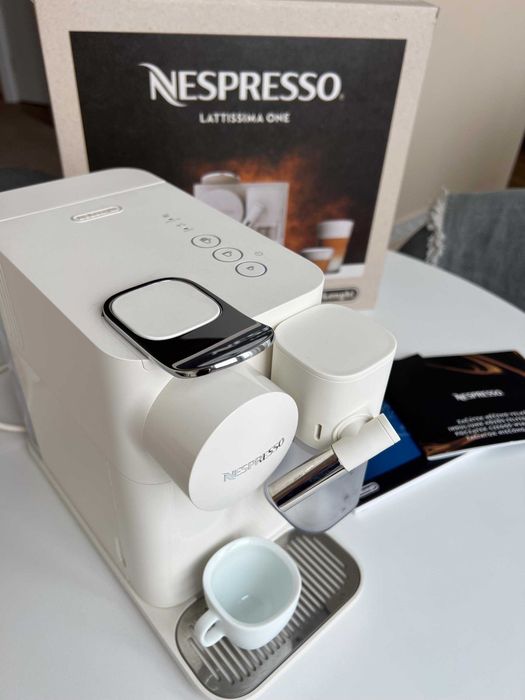 Кавоварка Delonghi Nespresso