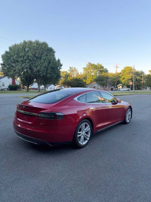 Tesla Model S 85D      2015
