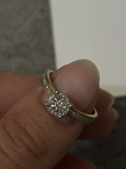 Pierścionek zaręczynowy