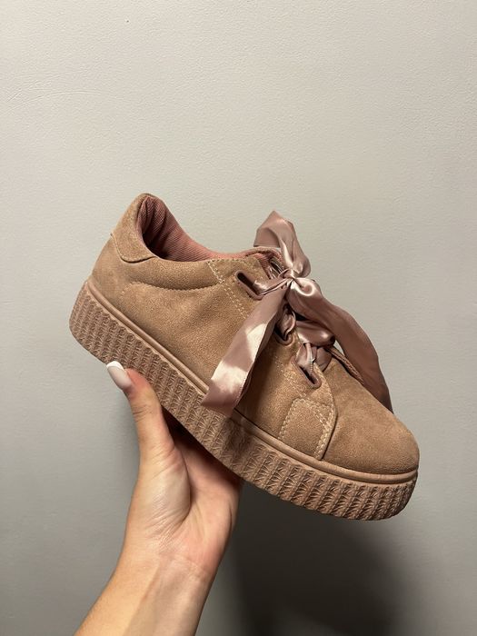 Базові стильні кеди на високій підошві в ніжно рожевому кольорі.