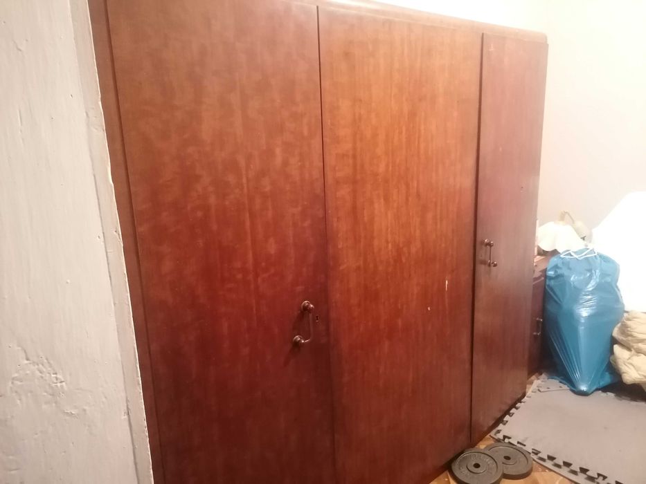 Stara szafa trzydrzwiowa do renowacji