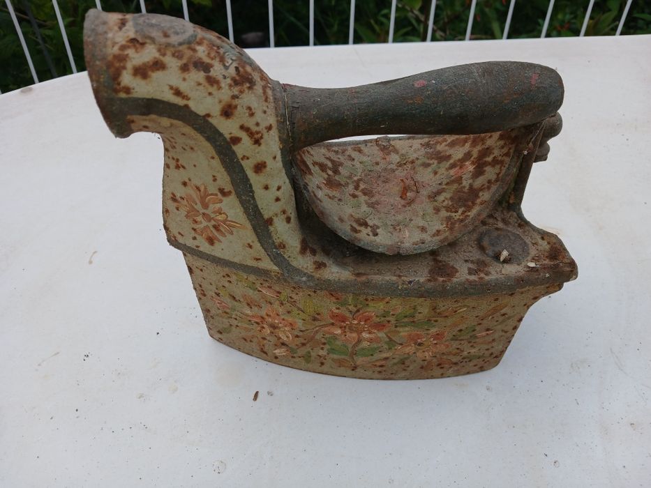 Ferro de engomar antigo