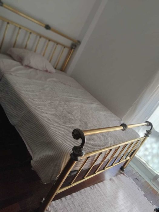 Cama metálica dourada como nova