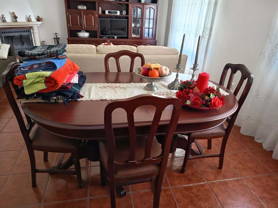 Mesa sala e quatro cadeiras