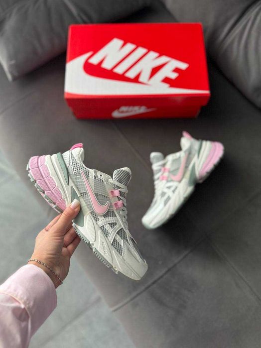 Кросівки Nike V2K Runtekk Beige Grey Pink | кроси Найк В2К Рантекк біло-сірого кольору текстиль