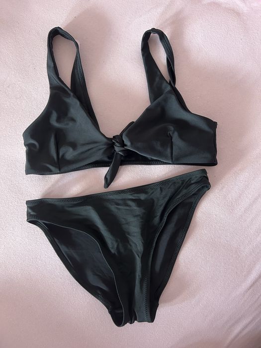 Czarne bikini z wiązaniem.