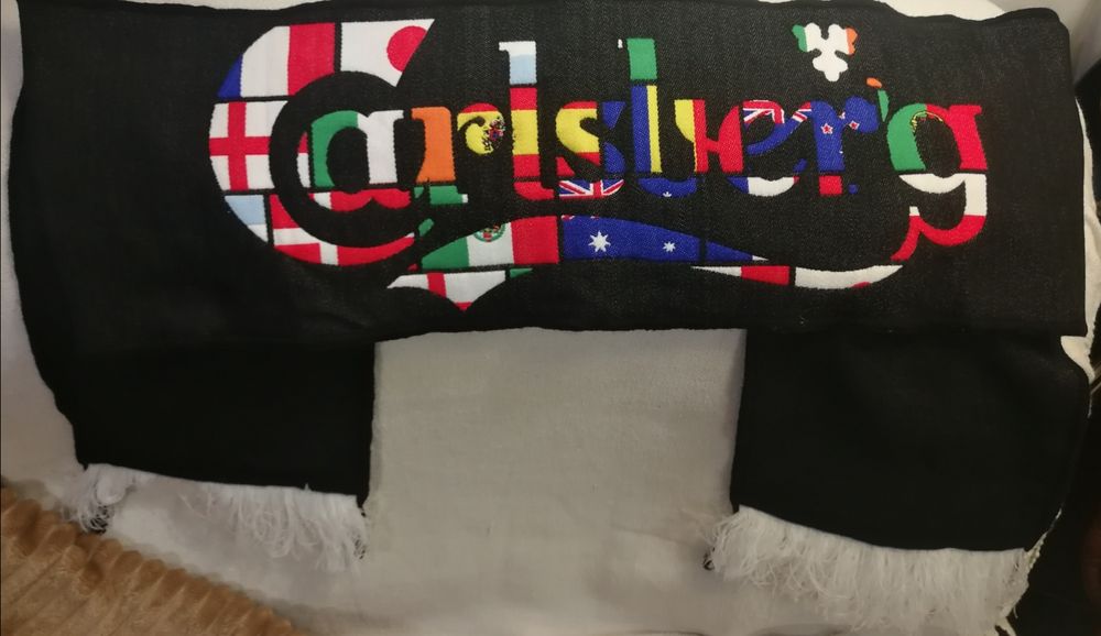 Cachecól Carlsberg com as bandeiras dos Países