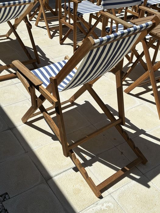 Cadeiras mais mesas de esplanada