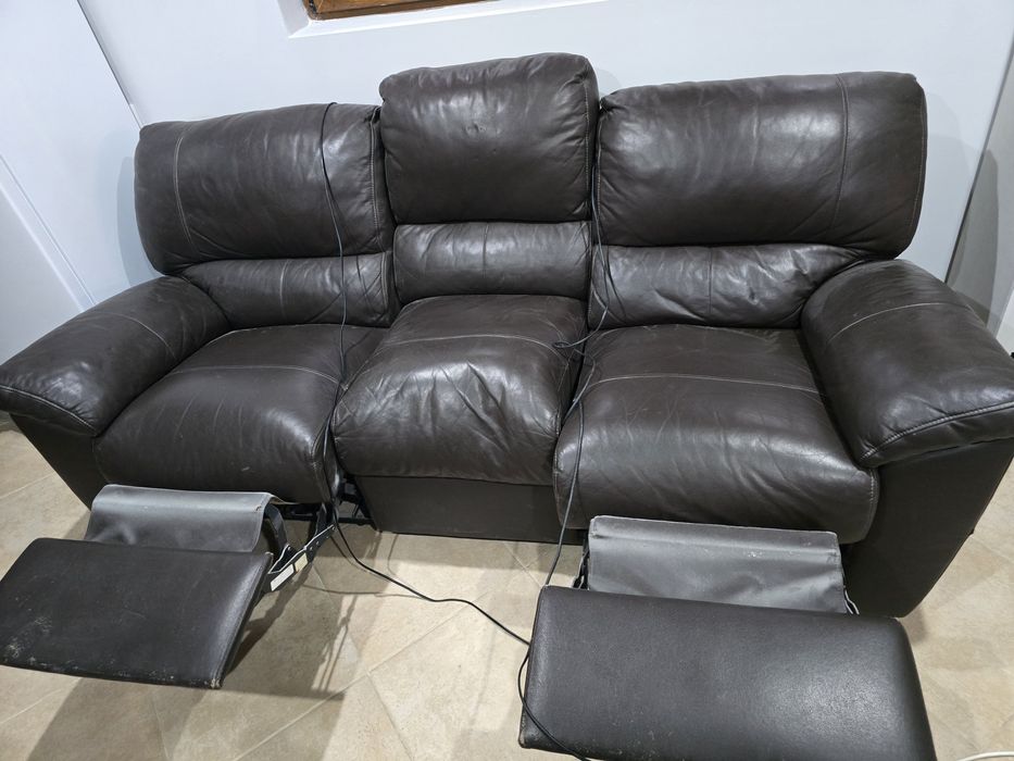 Sofá em pele com descanso para pés