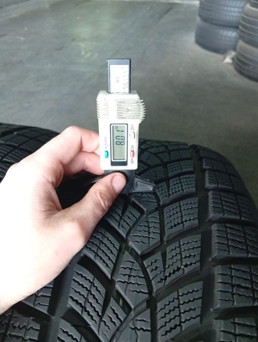 Комплект r17 215/60 Goodyear UltraGrip Performance+ зимові шини в ідеальному робочому стані сезон тільки їздила 8мм Германія виробник, майже 24рік
