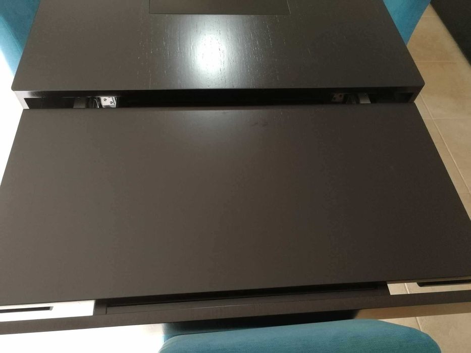 Conjunto de mesa de sala, cadeiras e aparador