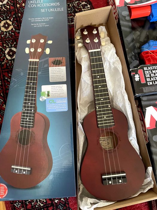 NERF Alpha Strike 31 pecas (novo), Ukelele (novo)
