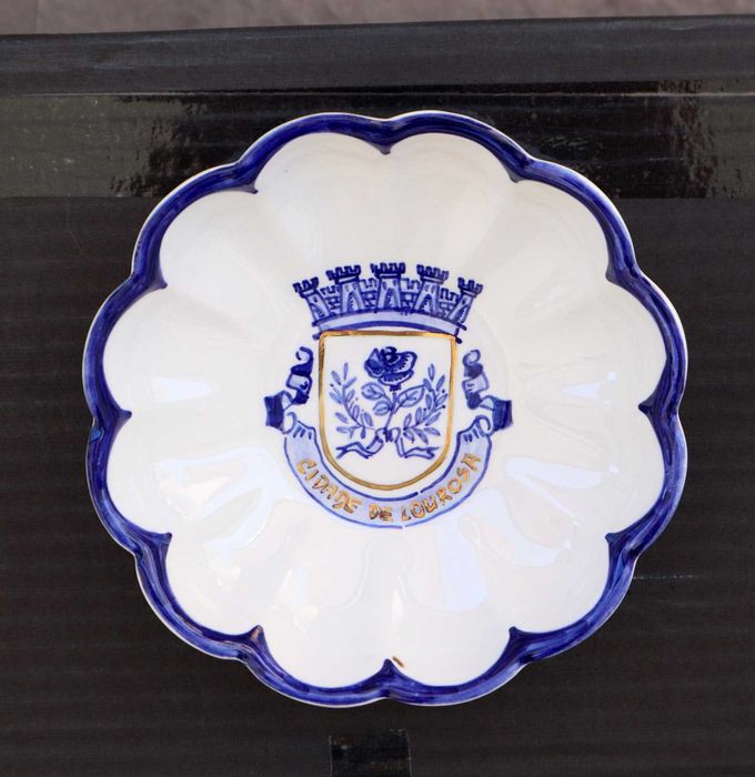 Taça emblema decorativo louça pintado mão de Lourosa