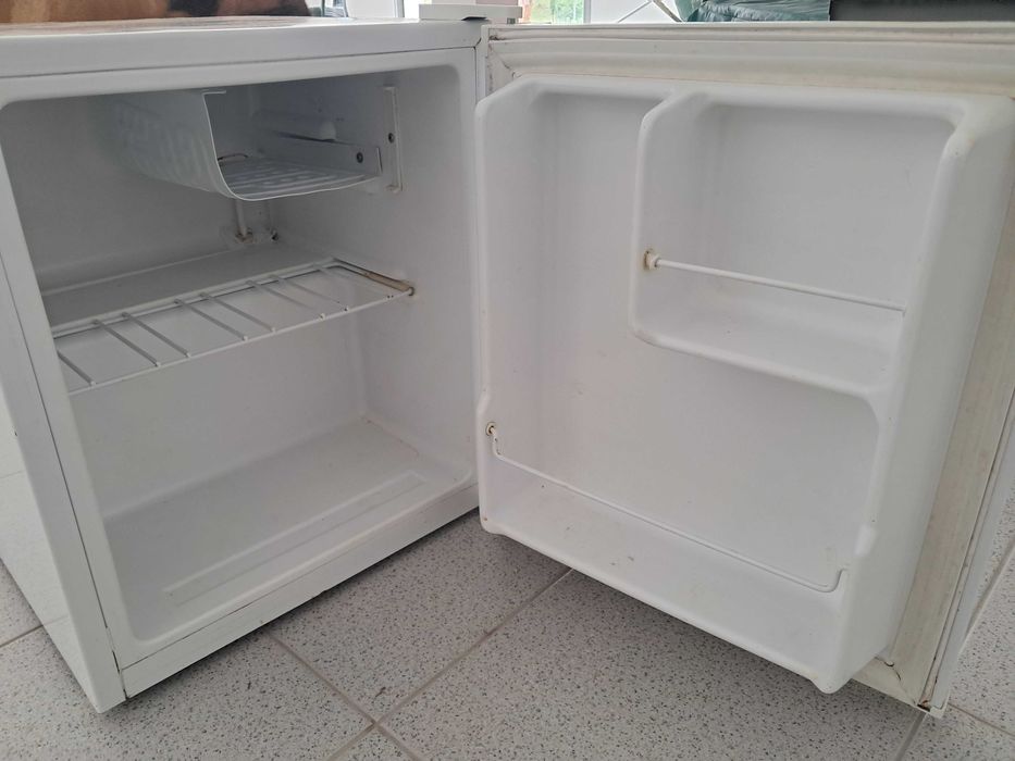 Frigorifico com congelador (46L)    50€