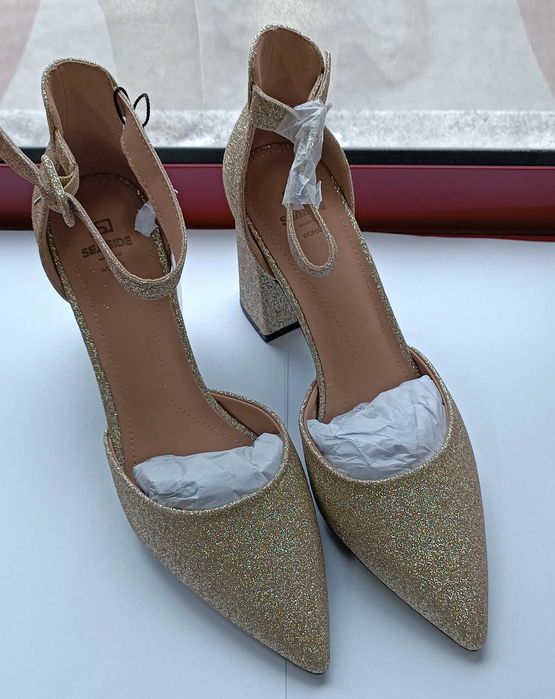 Sandálias Novas Cor dourada brilhantes