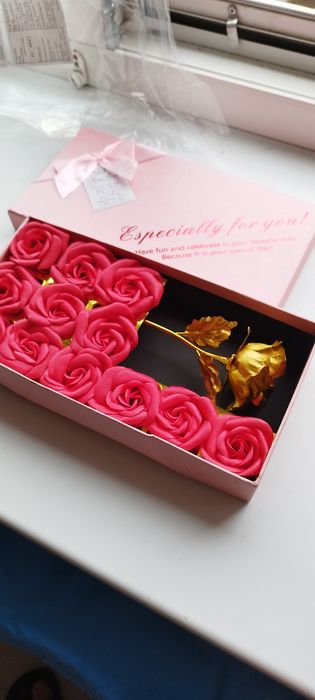 Набір мильних Троянд 12 в 1 в подаруноковій коробці з бантиком