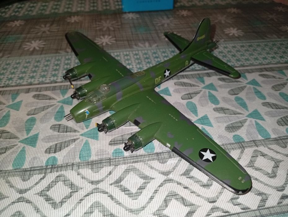 Модель літака B-17 в масштабі 1:144