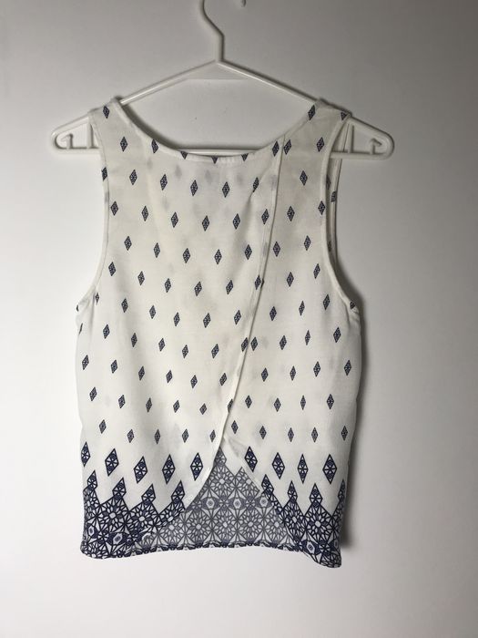 Biała krótka bluzka, crop top z wiskozy granatowe wzory H&M