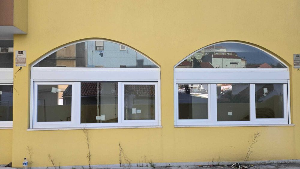 Loja na Encosta do Sol com 191 m2, saída de fumo e logradouro