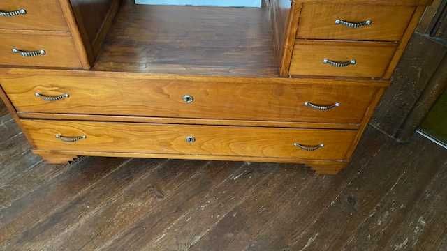 Movel com espelhos em madeira