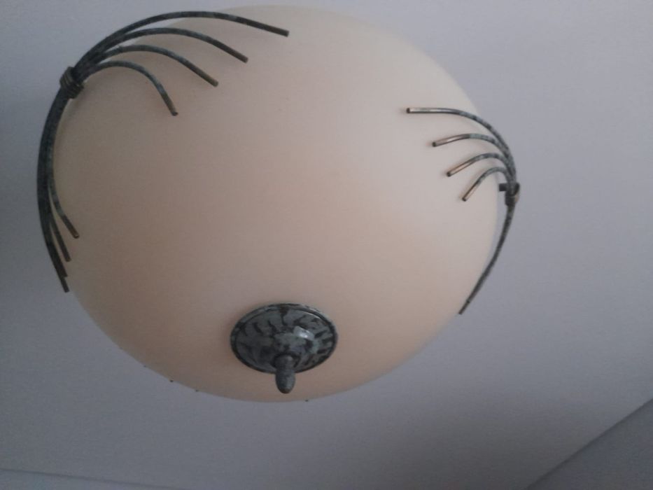 Ilumine seu Quarto com Estilo! Candeeiro em Ótimo Estado à Venda!