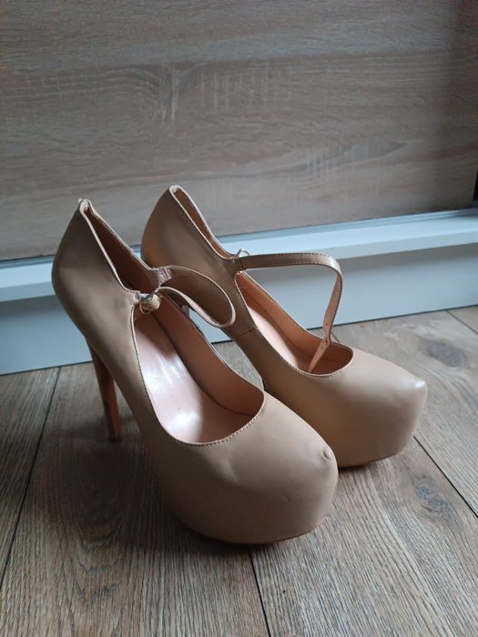 Kremowe szpilki z paskiem