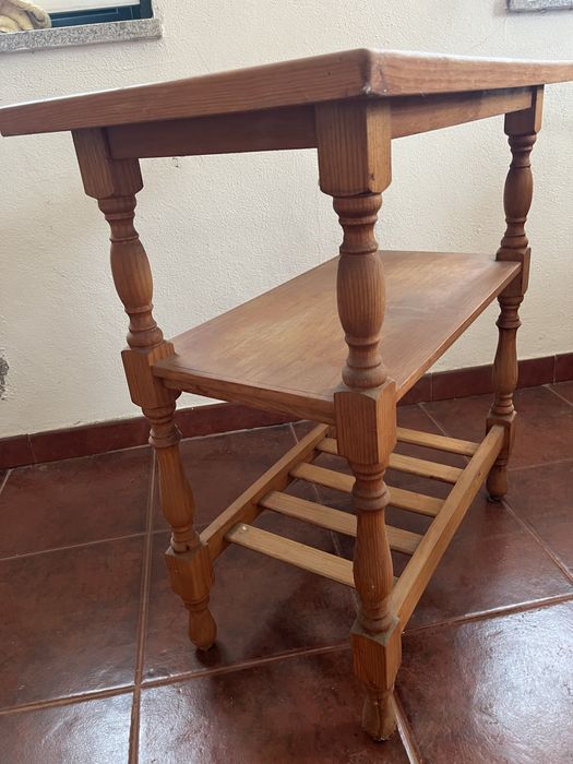 Móvel de Apoio / Mesa de Cabeceira Rústica em Madeira com Prateleiras