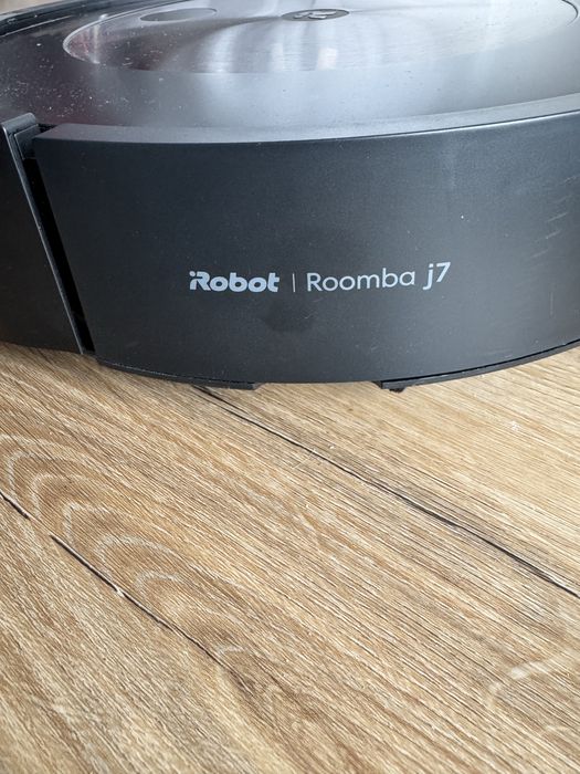 Aspirador iRobot Roomba J7 com base