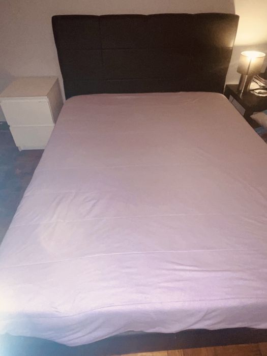 Cama com cabeceira sintetica