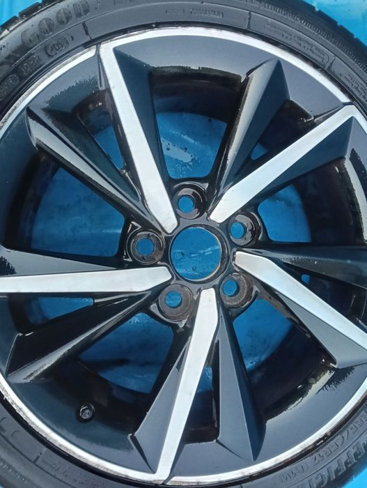 Toyota Auris ll Híbrido 1.8 A Gasolina /Jantes 17 com pneus para os Anos de 2015/2016/2017/2018/2019/2020/2021/2022/2023/2024