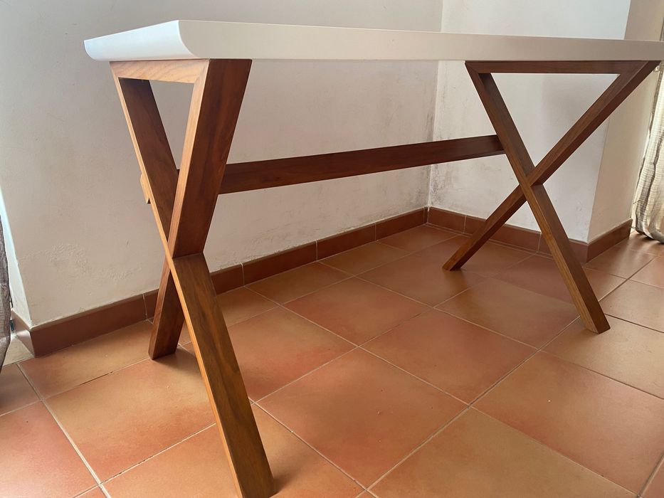 Secretária com tampo branco e pernas de cor de madeira