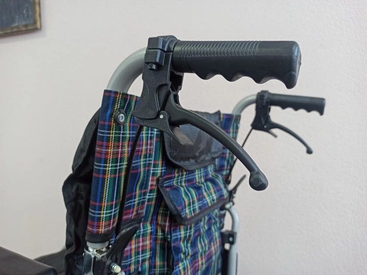 Крісло-каталка інвалідна TAW907LABH