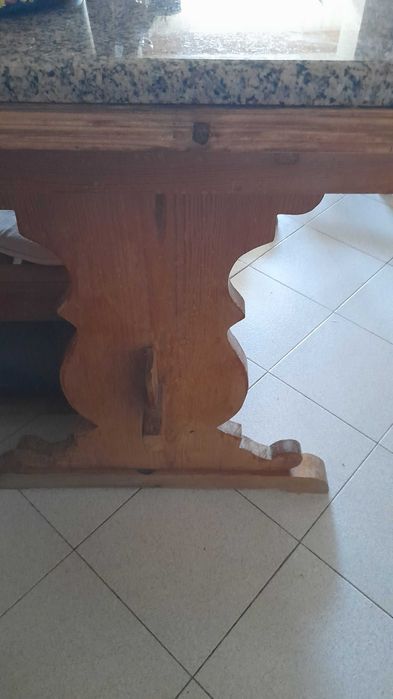 Mesa em pinho maciço - tampo em pedra natural granito Rosa Porrinho