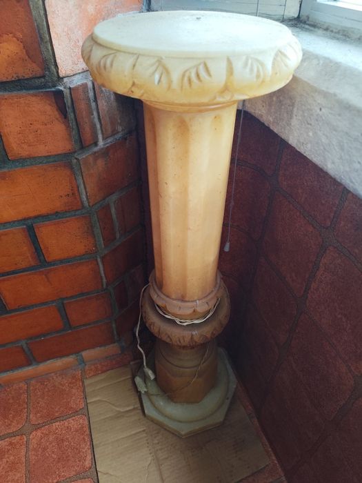 Coluna em mármore iluminada interiormente