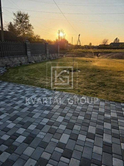 Сучасний будинок з ремонтом A-frame біля лісу та річки