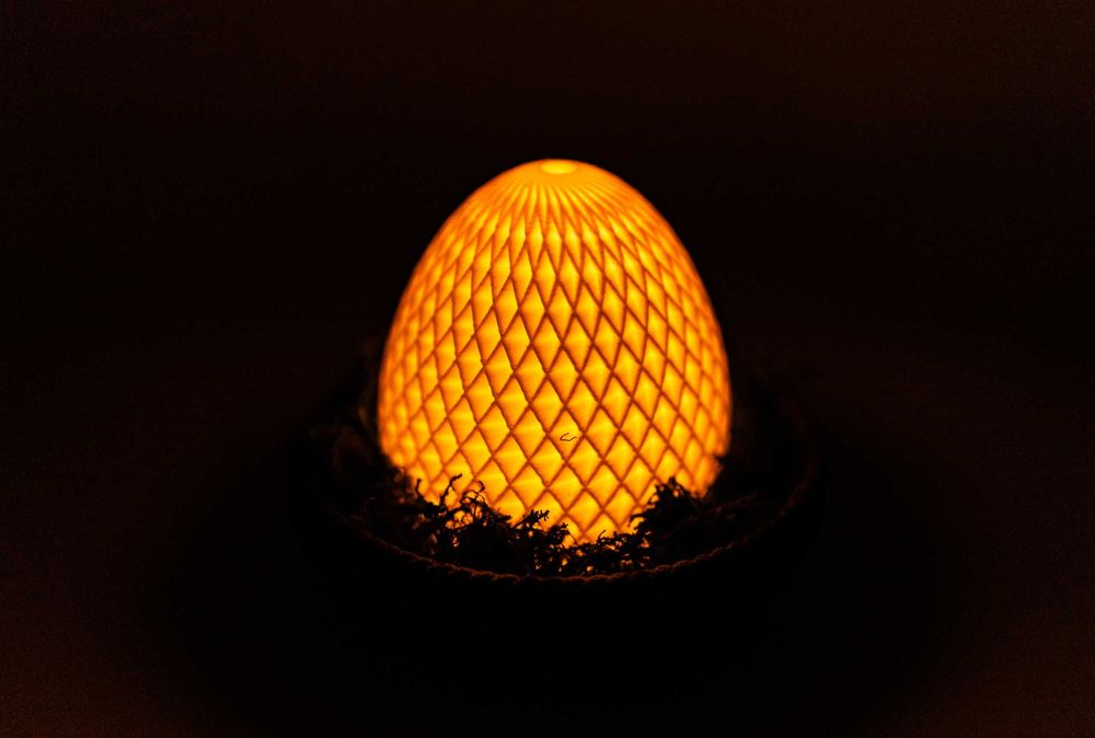 Jajko LED w Plecionym Koszyczku – Nowoczesna Dekoracja Wielkanocna 3D