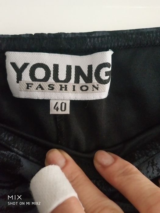 Szaro-czarna spódniczka damska 40.