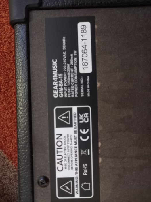 baixo elétrico + amplificador + conjunto de cordas + case