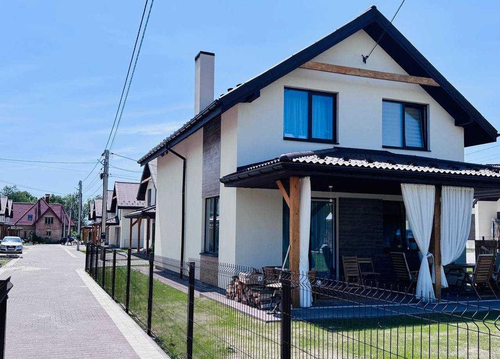 Продаж сучасного будинку в клубному містечку з басейном