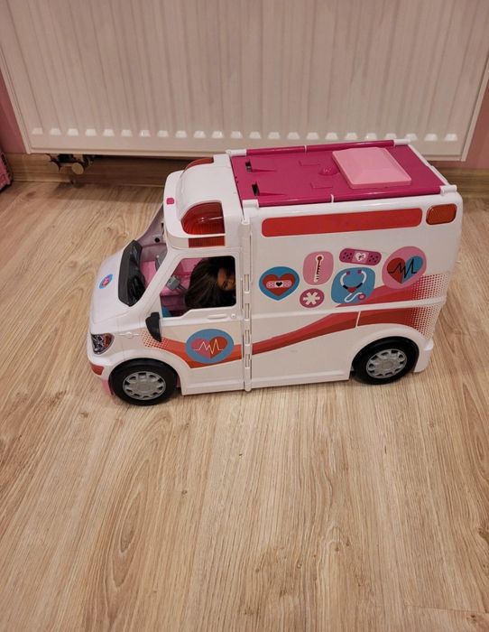 Barbi karetka  z akcesoriami dwie lalki barbie